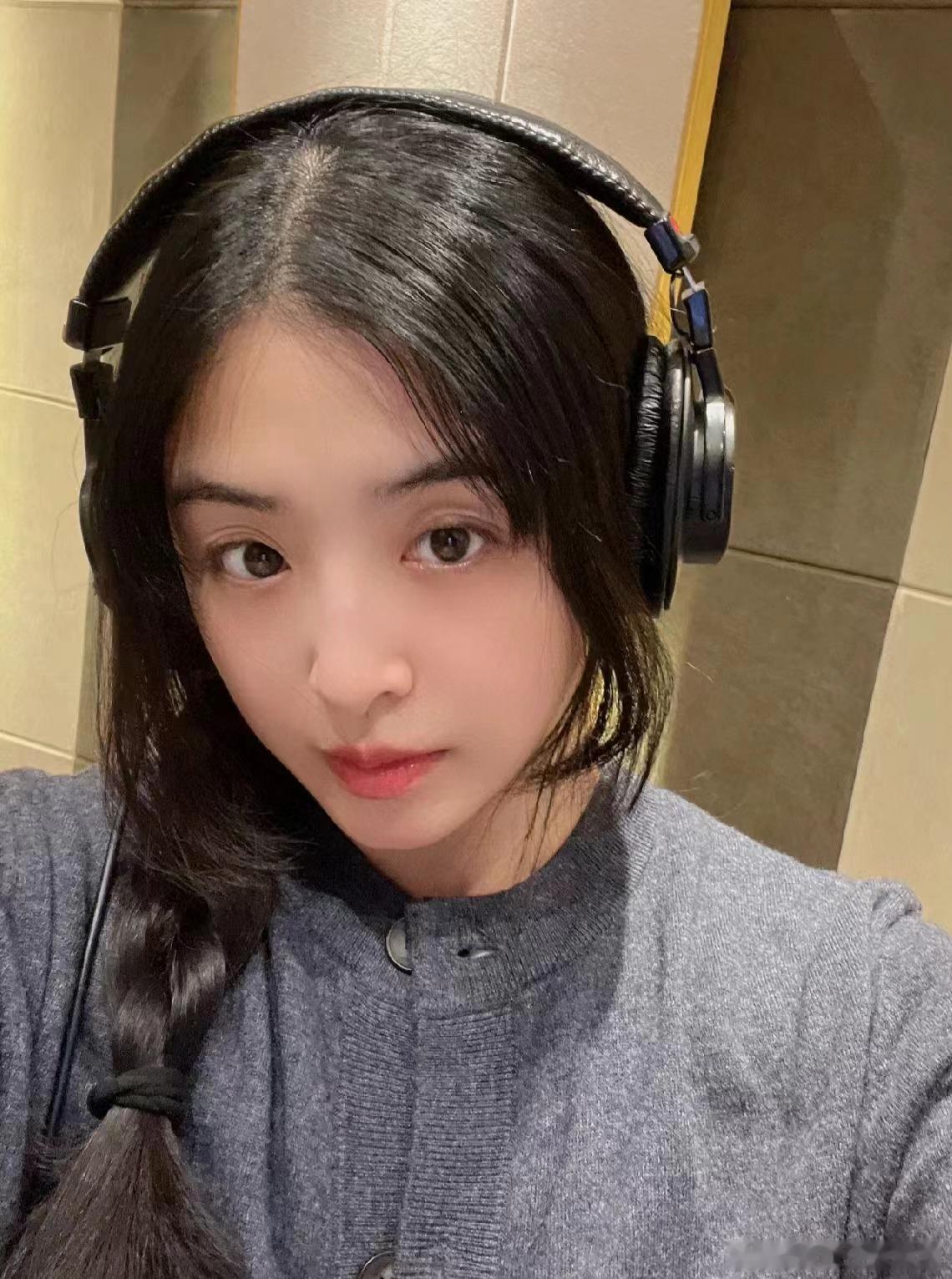 #听张含韵唱歌的我嘴角难压# 话说回来张含韵真的算女神吧，20年过去看起来还是小