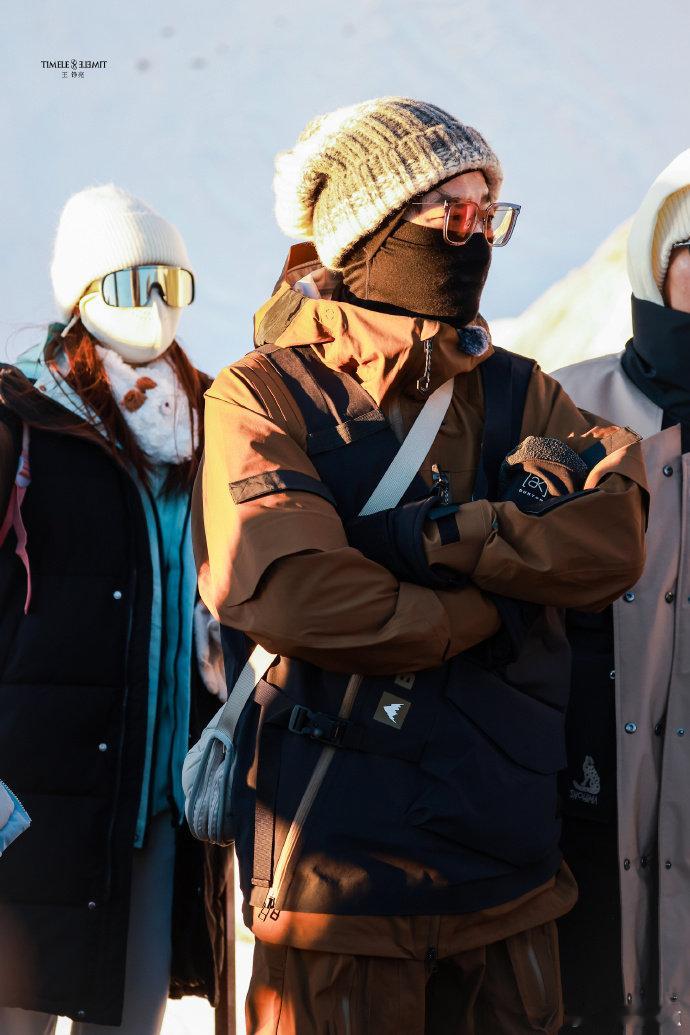 王铮亮快乐老友记路透笑不活了，原来王铮亮不仅会唱歌，徒步登山也是一把好手，太牛了