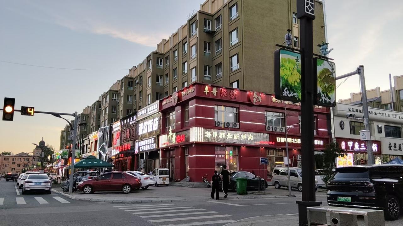 隔江就是俄罗斯，当地人告诉我，哎呀妈呀二道街那家土菜小馆菜做得贼拉好吃。
​其实