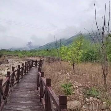 · 栈道揽胜
 
云龙涧自然风景区
 
 
- 一句话推荐：可以“承包”一片湖光