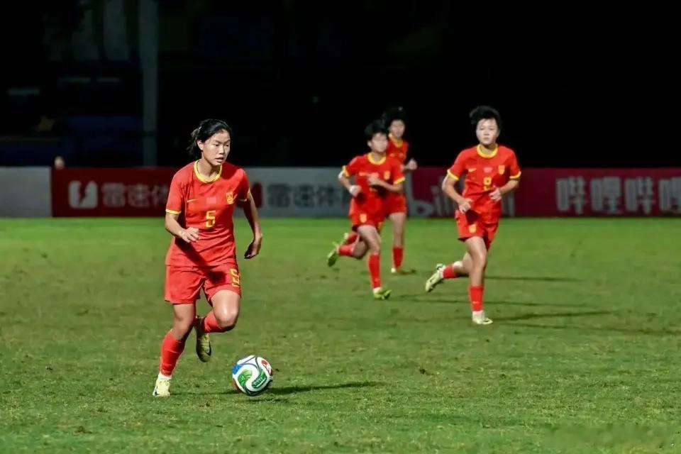 U17女足抽签不敌阿塞拜疆 当暴雨中断比赛，裁判吹停的不只是攻防，还有姑娘们的冠