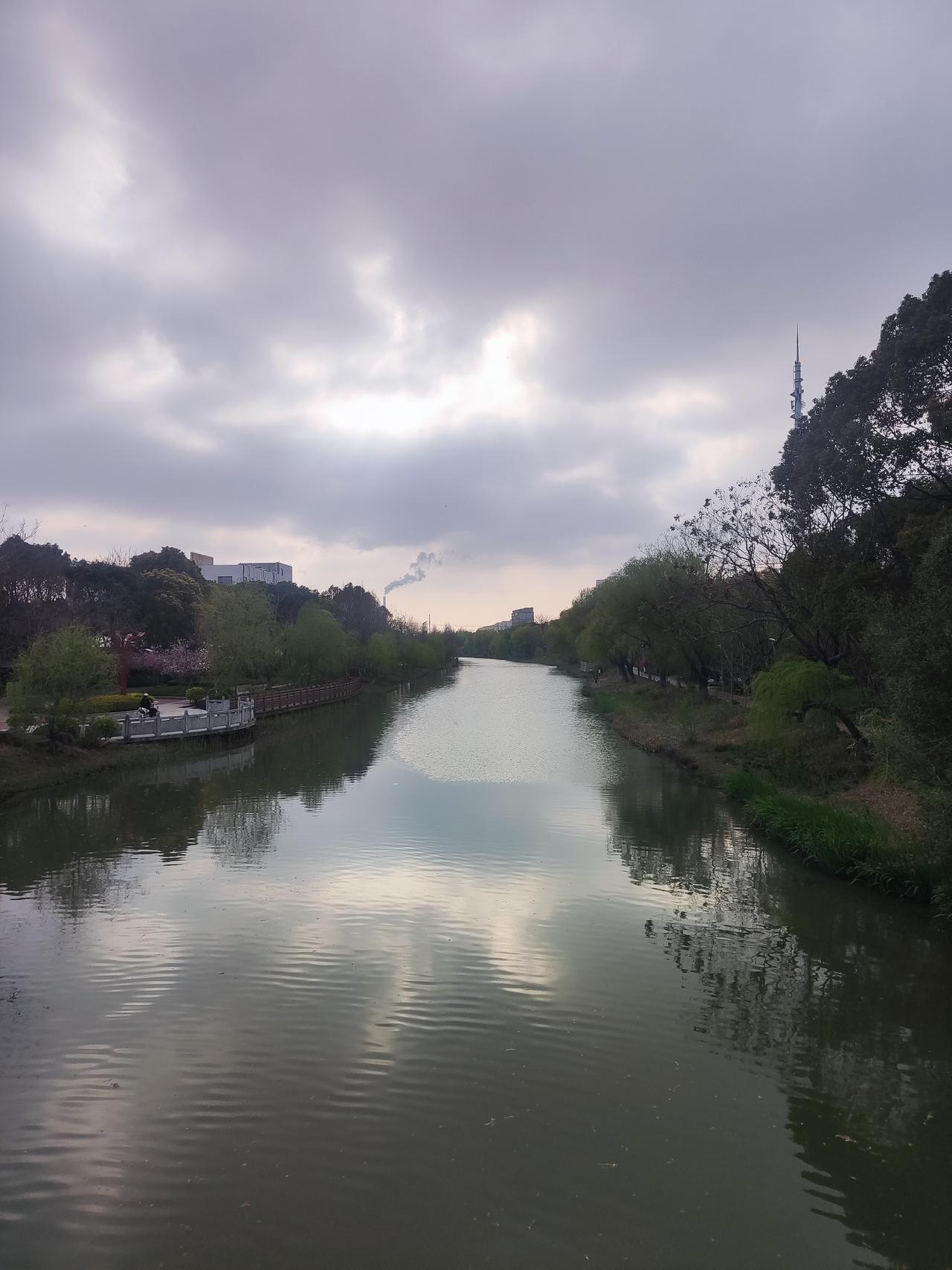 又是一年高考季，我是08年参加高考，转眼间18年过去了，人生弹指间啊。
高考能改
