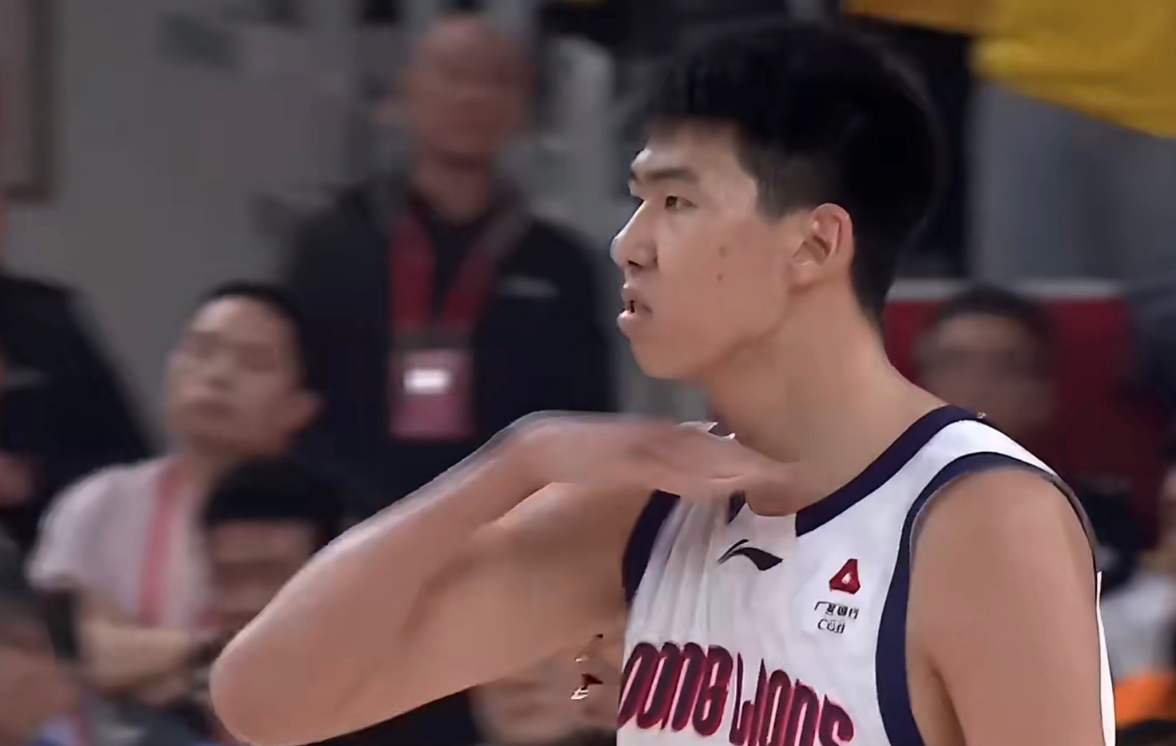 徐昕昨天关键补扣后的庆祝动作，被CBA处以2万元的罚款。 