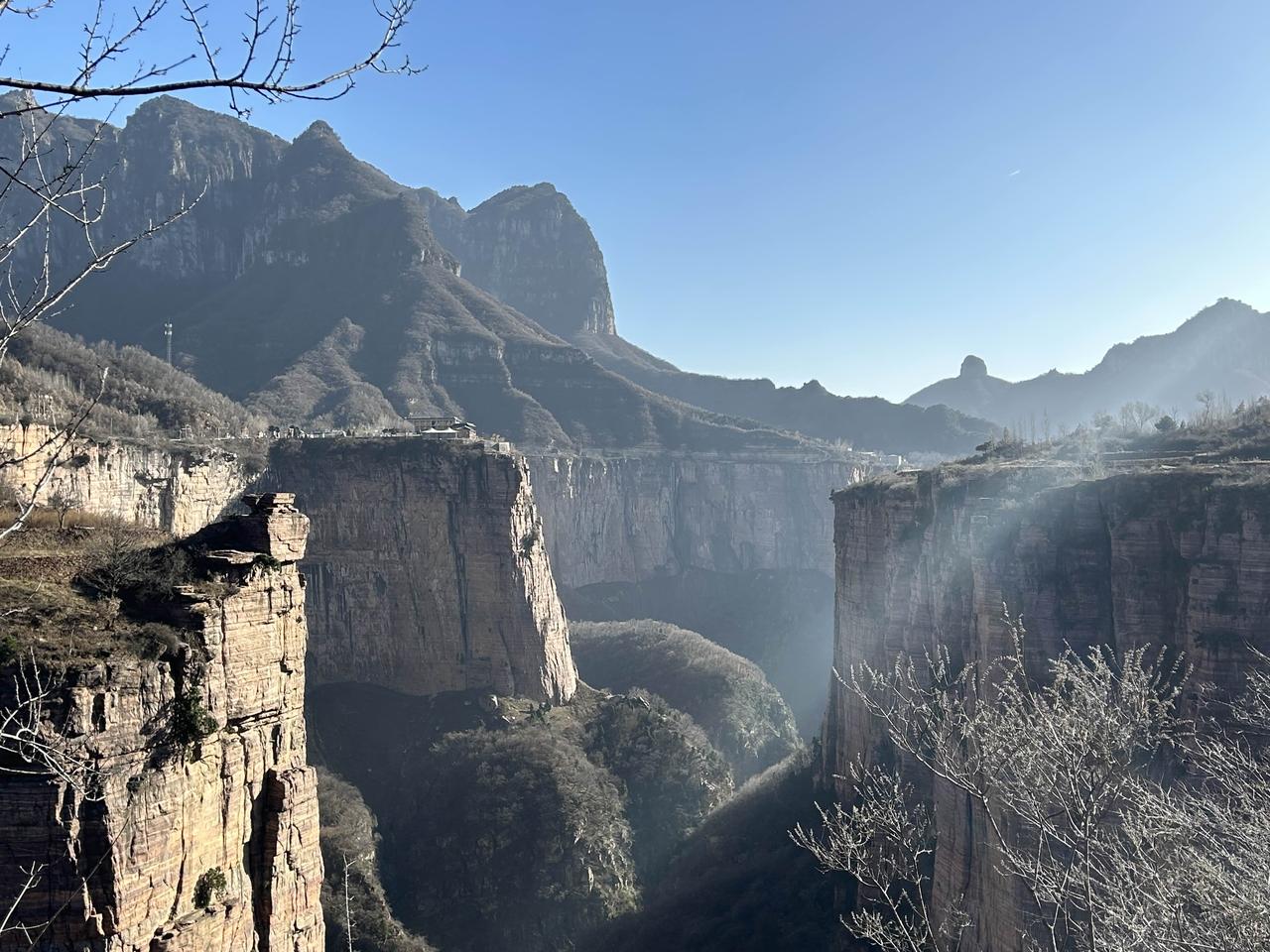 悬崖峭壁间，探秘大自然的鬼斧神工