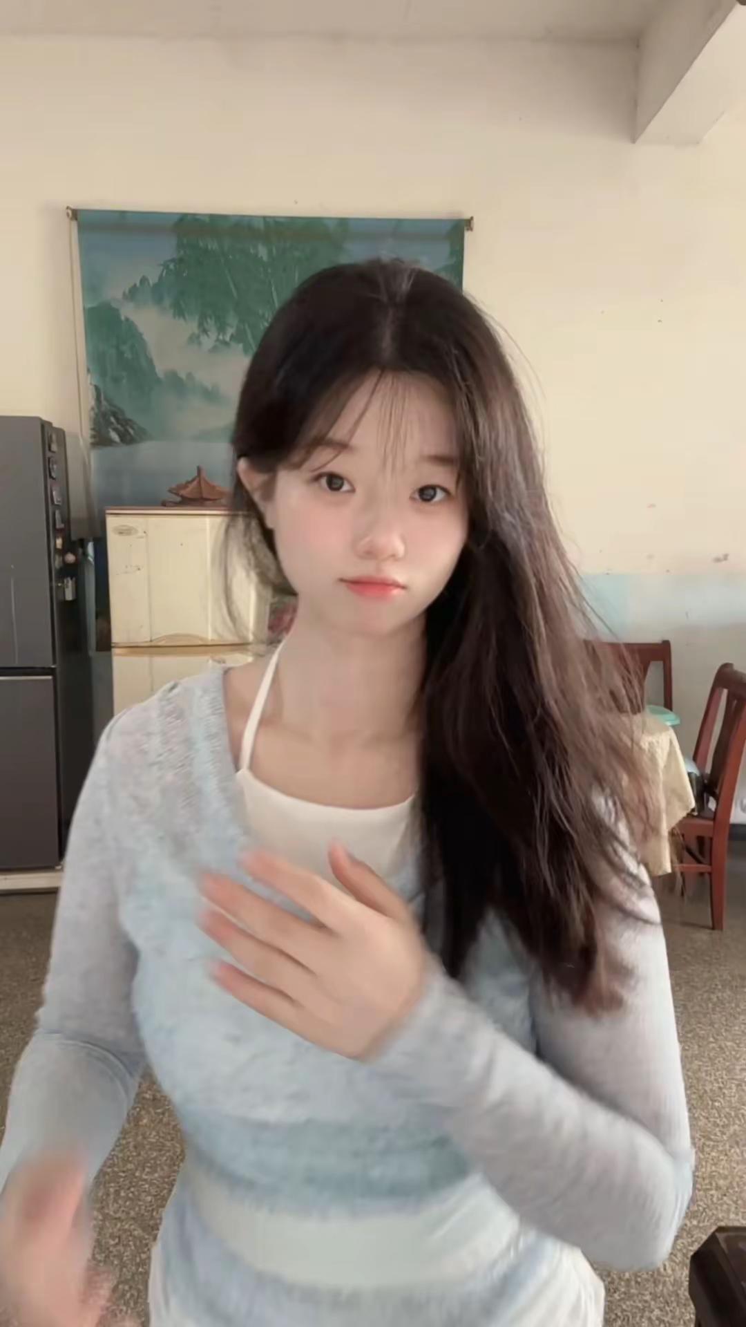 还好我是对世界好奇的小女孩 是走在路上都能啍起歌的人 是幸福感知力特别强的人 是