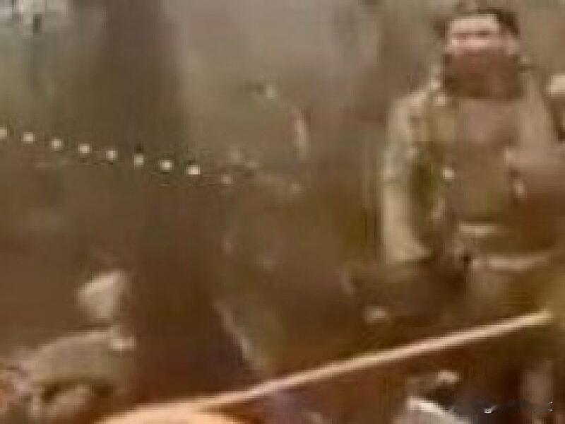 乌军士兵误将俄穿越机认作友军

近日，国外社交媒体流传一段俄军穿越机图传画面，这