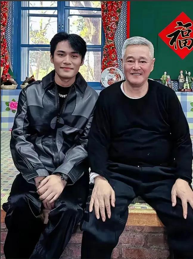 小杨哥拜访赵本山！

一个是网络新王，一个东北老炮！小杨哥借三只羊沈阳公司开业，