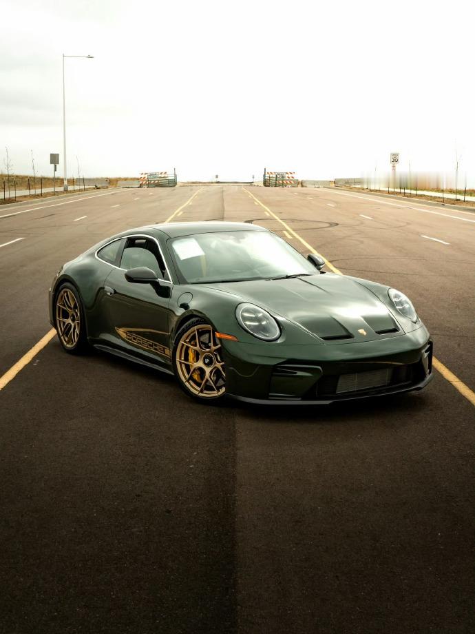 保时捷 911 GT3 Touring，那简直是性能与优雅的完美融合。它不像一些