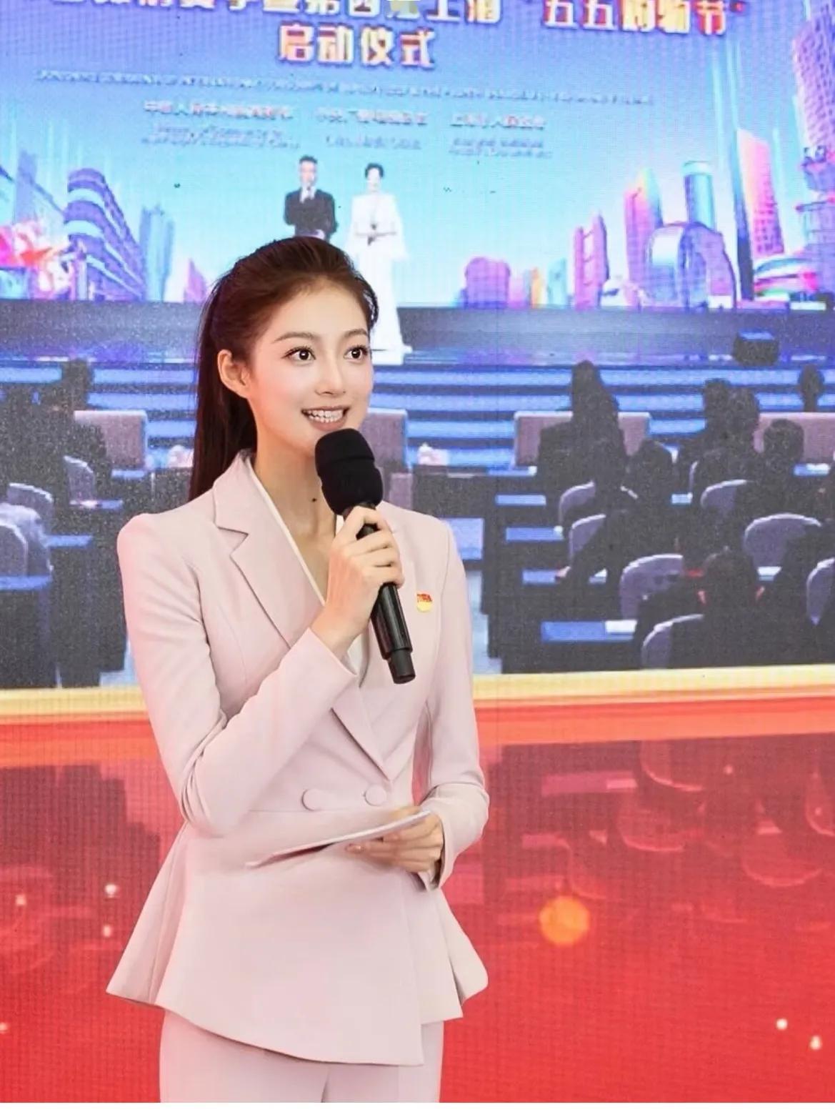 同样是最美主持人的候选人，而且长相神似，眼睛都非常大。为什么大家更认可冯琳，不喜