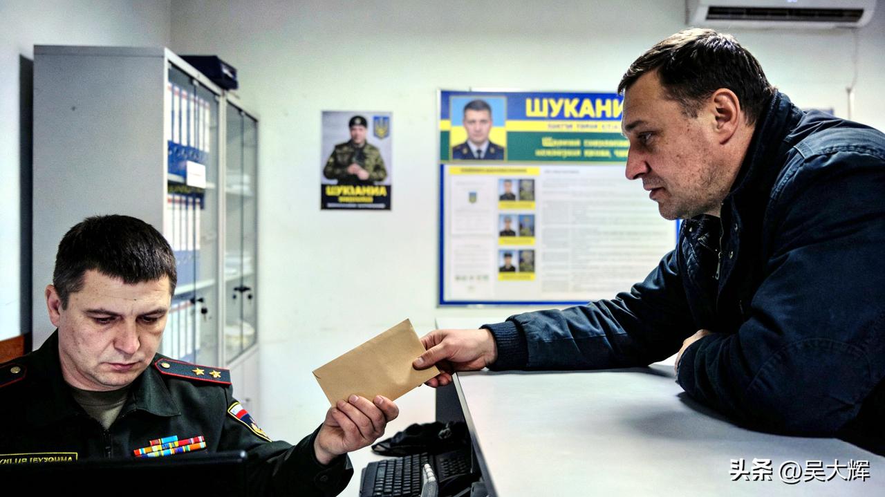 德国《南德意志报》：乌克兰征兵体系腐败丛生，数百万人逃避兵役
 
乌克兰国防部长