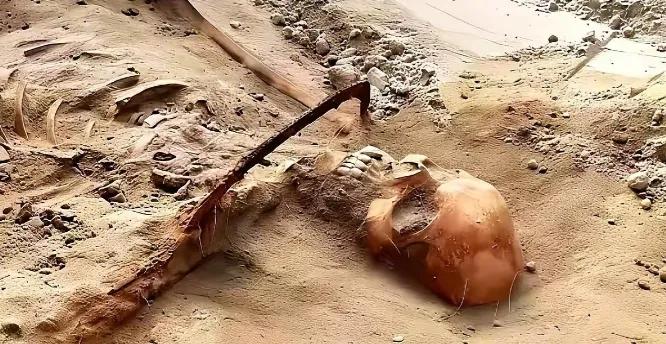 河南舞钢，一台挖掘机挖出了1068具遗骸。司机一铲子下去，看到不对劲，当场关了发