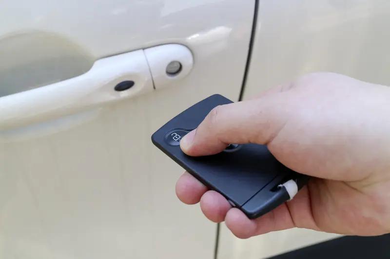 我不太支持能远程锁车的汽车。之前就有新闻，有车企因车主欠款，直接远程锁车，让车主