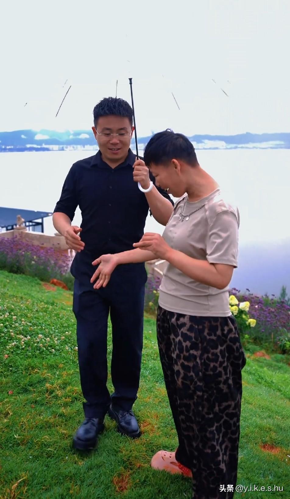 梦秋完全不能克制自己，看不到周围的美景，满眼都是亮哥