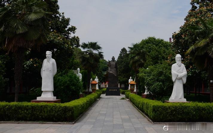 【医圣祠】医圣祠是我国东汉时期伟大的医学家、世界医史伟人、被人们尊为“医圣”的张
