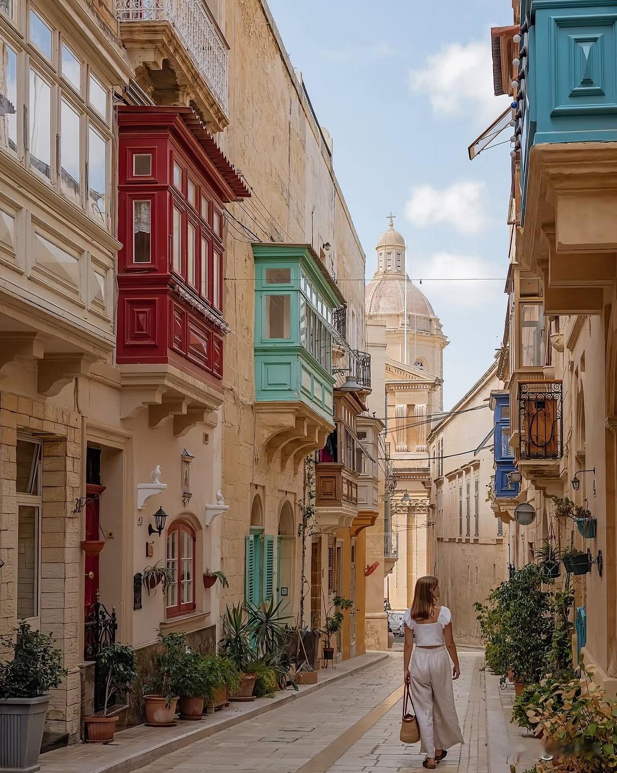 马耳他，地中海上的黄钻。这个国家挺有趣的，它比欧洲本土那些，还像欧洲，因为原来英