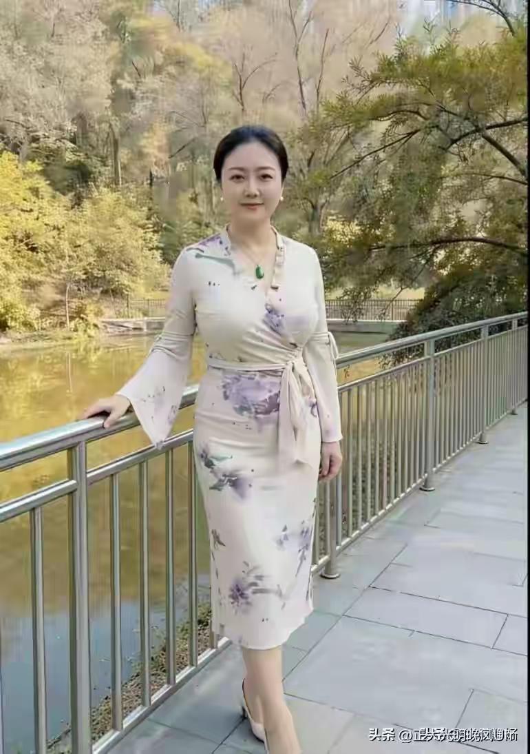 旺夫姿
丰姿优雅韵自生，
福泽安康气自盈。
莫道红颜唯误国，
祥光瑞气伴君兴。