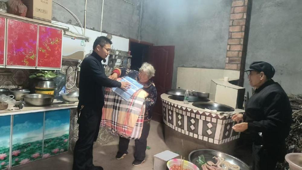 本次行动，彭店乡组织乡、村两级干部开展拉网式排查走访困难群众，累计出动乡、村两级