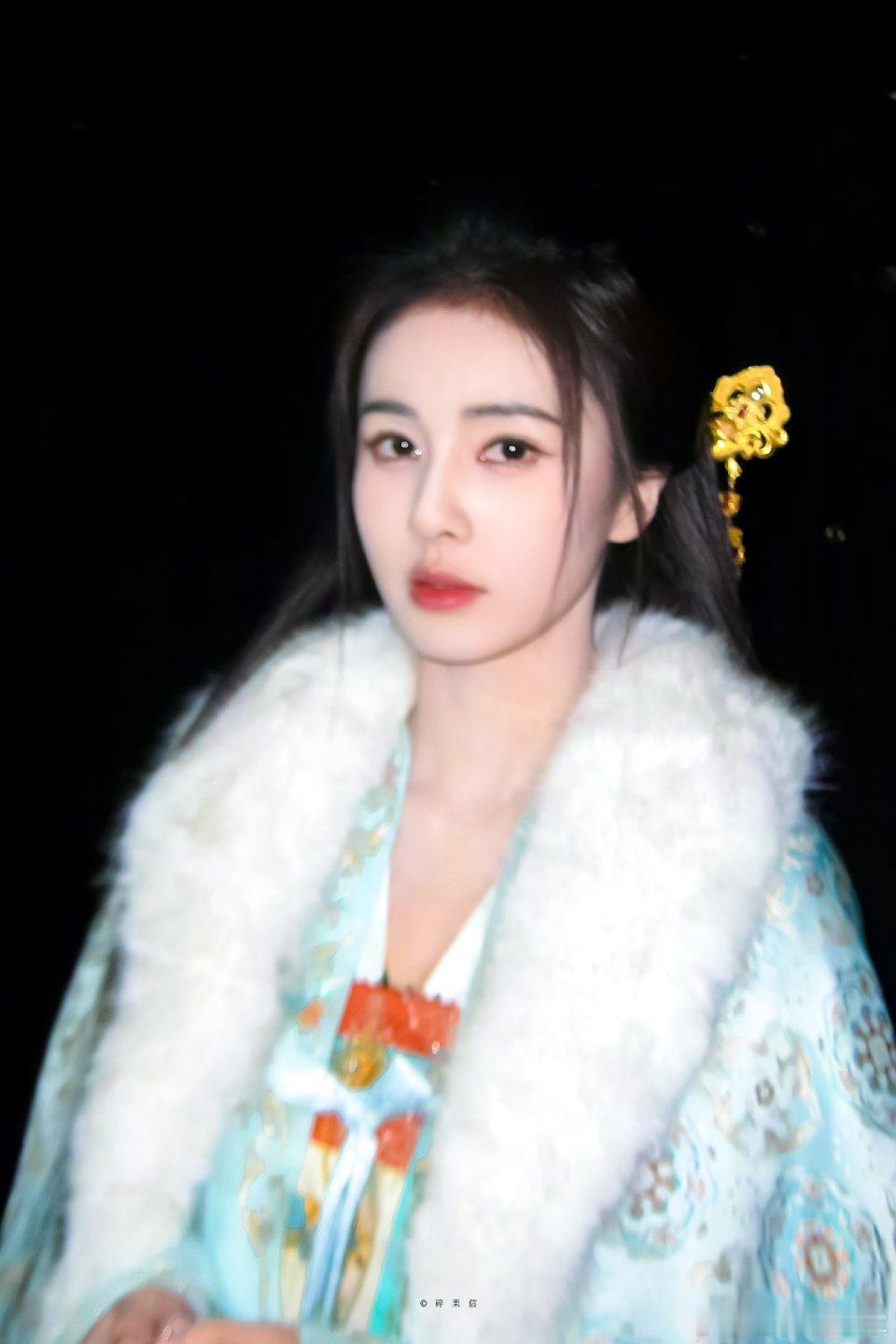 珍藏每一套现煮大人的漂亮裙裙👗好幸福吧看演唱会旁边坐的白鹿 