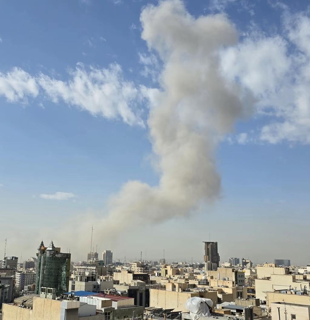 中东彻底乱了！美以首轮斩首德黑兰失败，伊朗全面反击打疯了
 
美以联手发动大规模