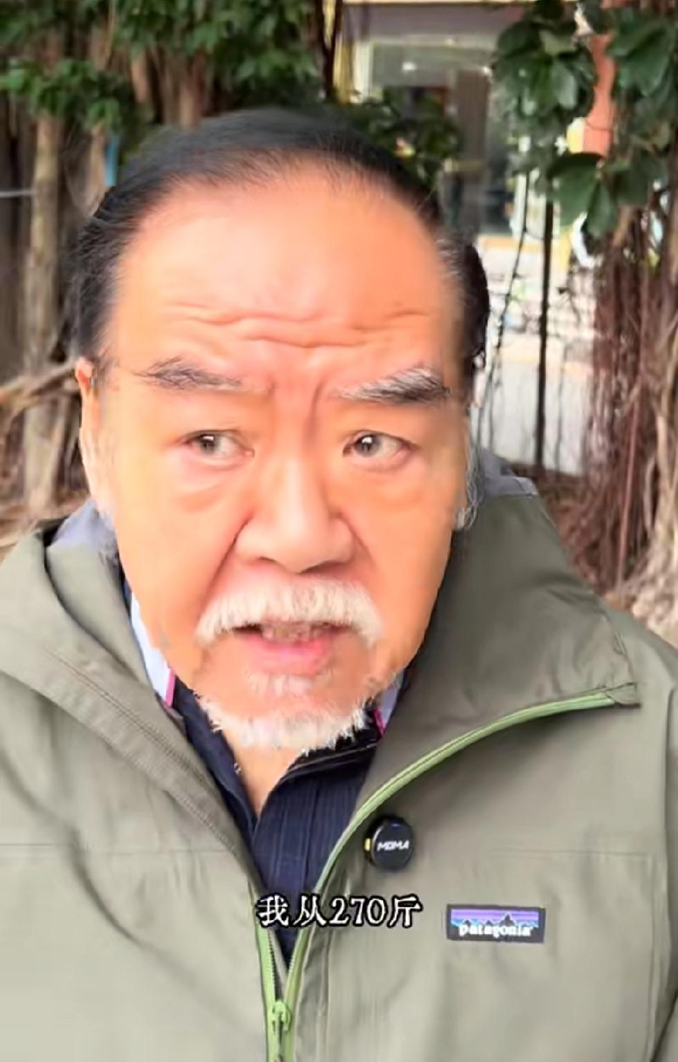 有传闻郑则仕去世，本人亲自辟谣，拿出报纸指出11月18号，告诉大家死的传闻是假的