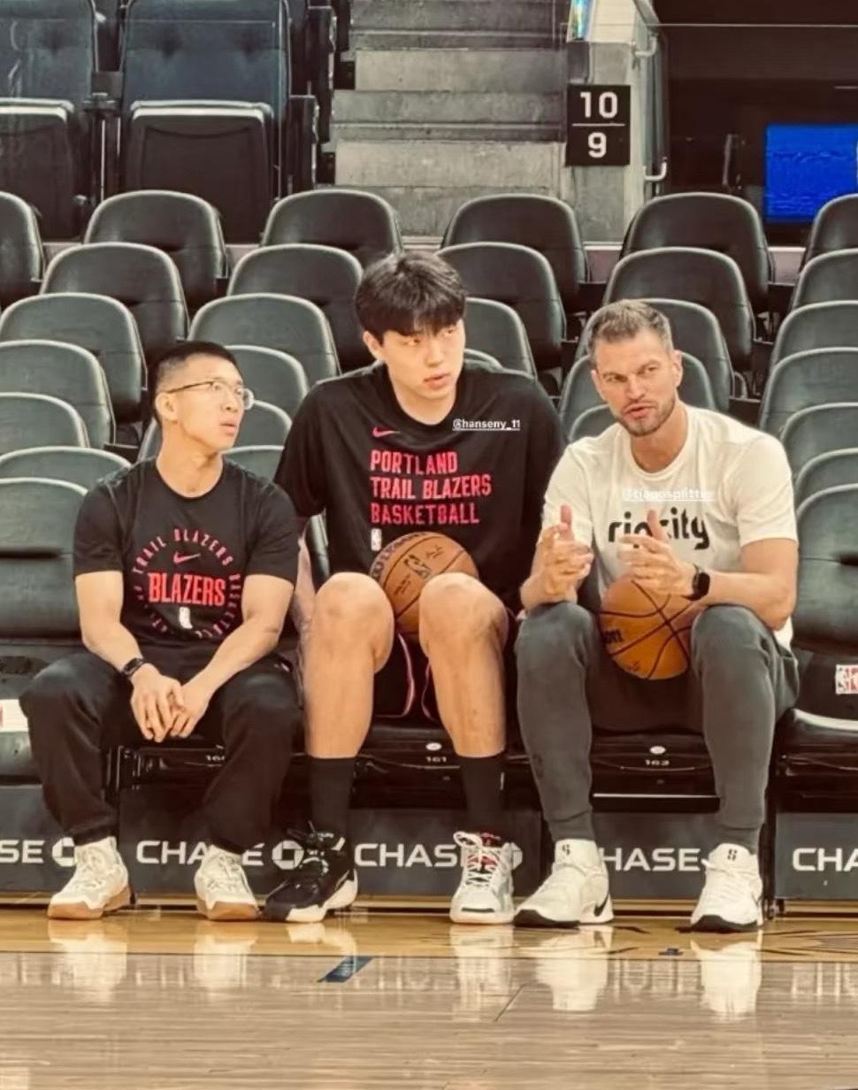 徐静雨今天把斯普利特骂了一顿: “该，纯属活该，斯普利特应该认清现实了，这个队伍