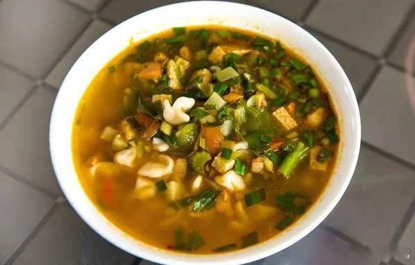 食在古浪解锁地道西北风味【栀子面】 因形似栀子花而得名。栀子面制作工序极为精细，
