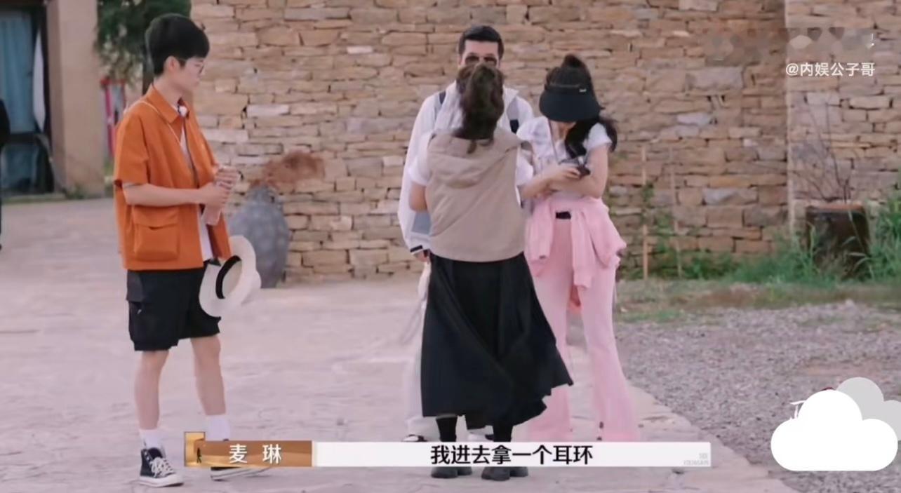 黄圣依 麦琳这节目组真有意思，在两个女嘉宾身上找热度，真是煞费苦心。 迫不及待坐