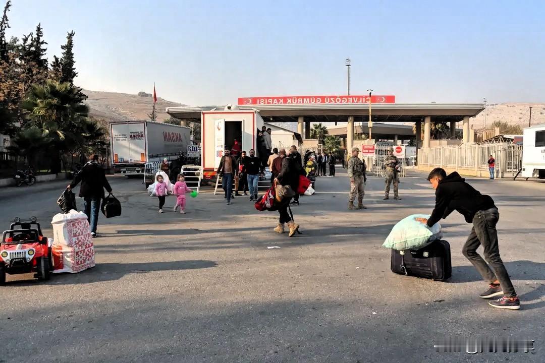 土耳其与叙利亚之间一处关闭了整整12年的边境口岸正式重新开放。

  这个消息由