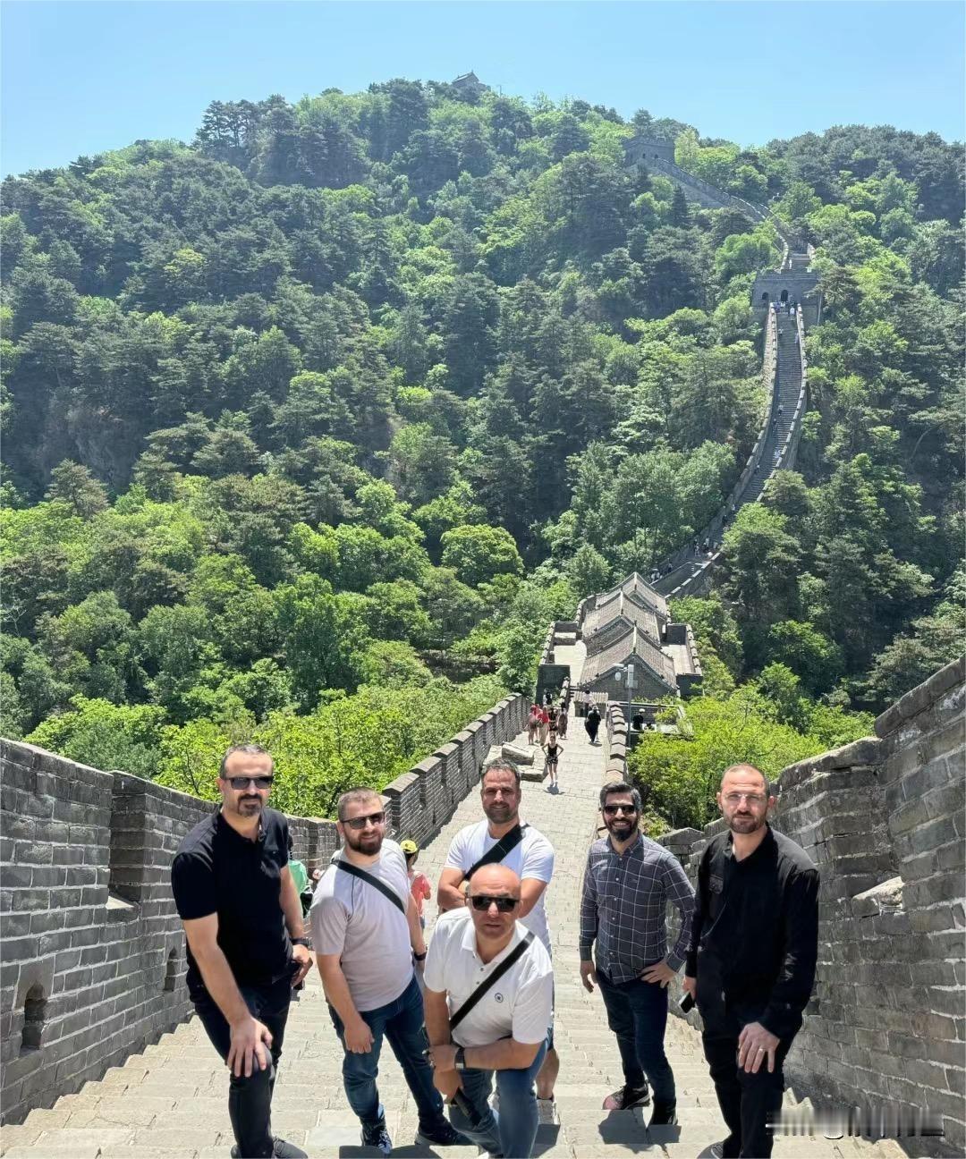 老脸丢尽！8位美国老教授游玩北京，晚上在火锅店吃饭，涮了15盘羊肉，喝光3瓶白酒