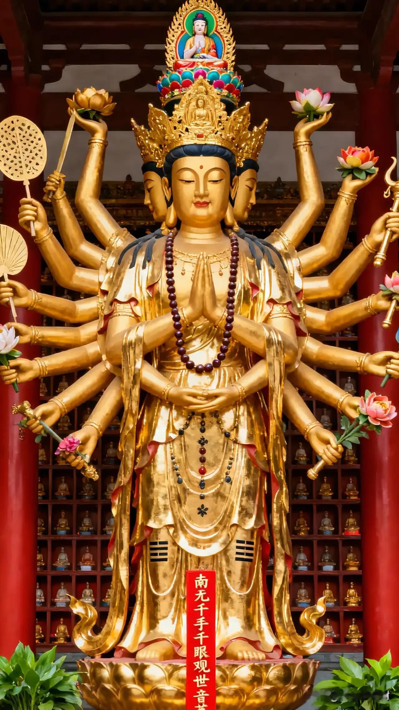 见者得福！这尊千手观音，藏着中国人最温柔的慈悲
 
踏入古刹的那一刻，殿宇的红柱