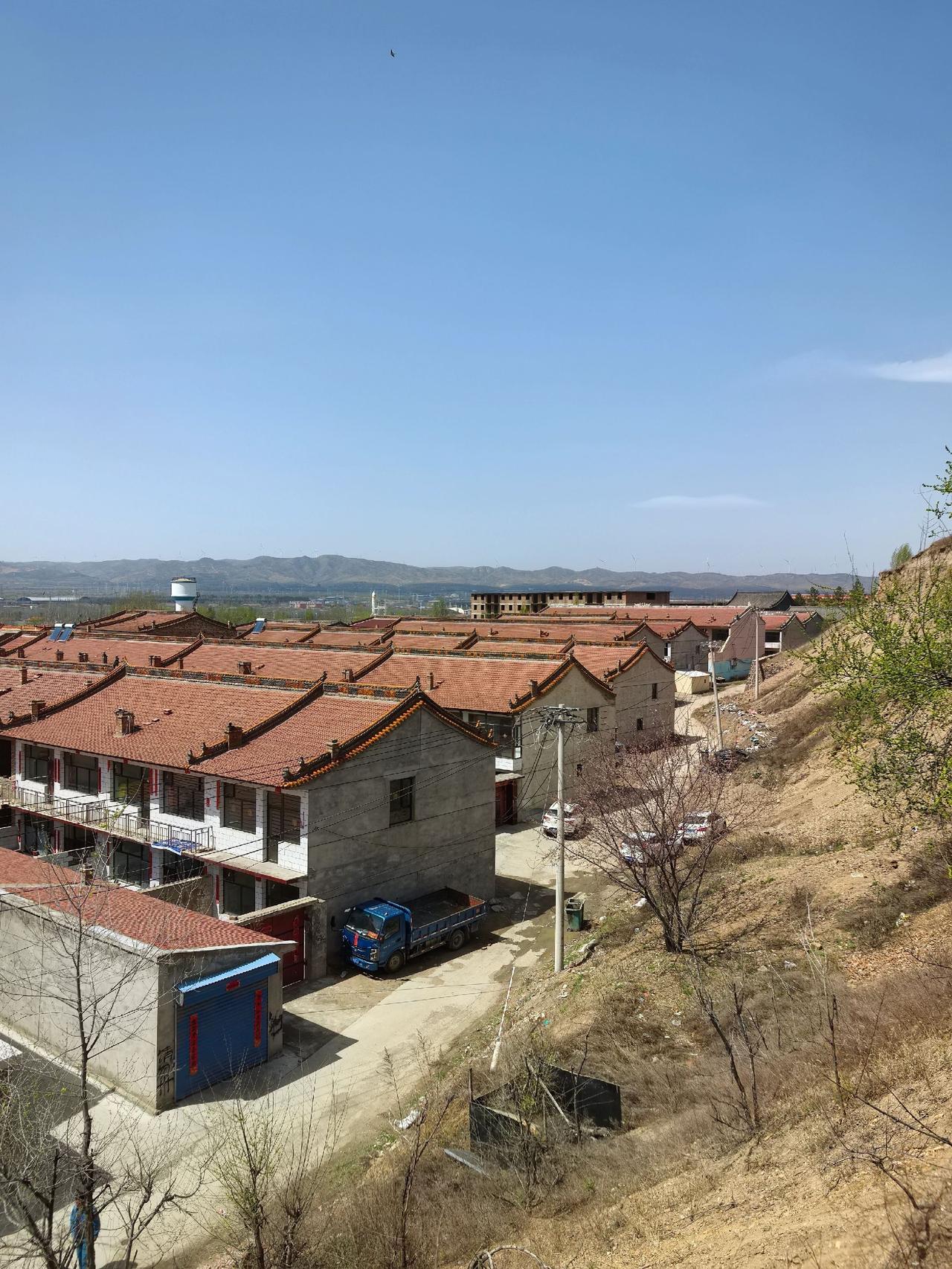 这里是大同马家小村，这个村庄非常的大，村民盖的房子都挺好，挺宽敞的，村民住着自己