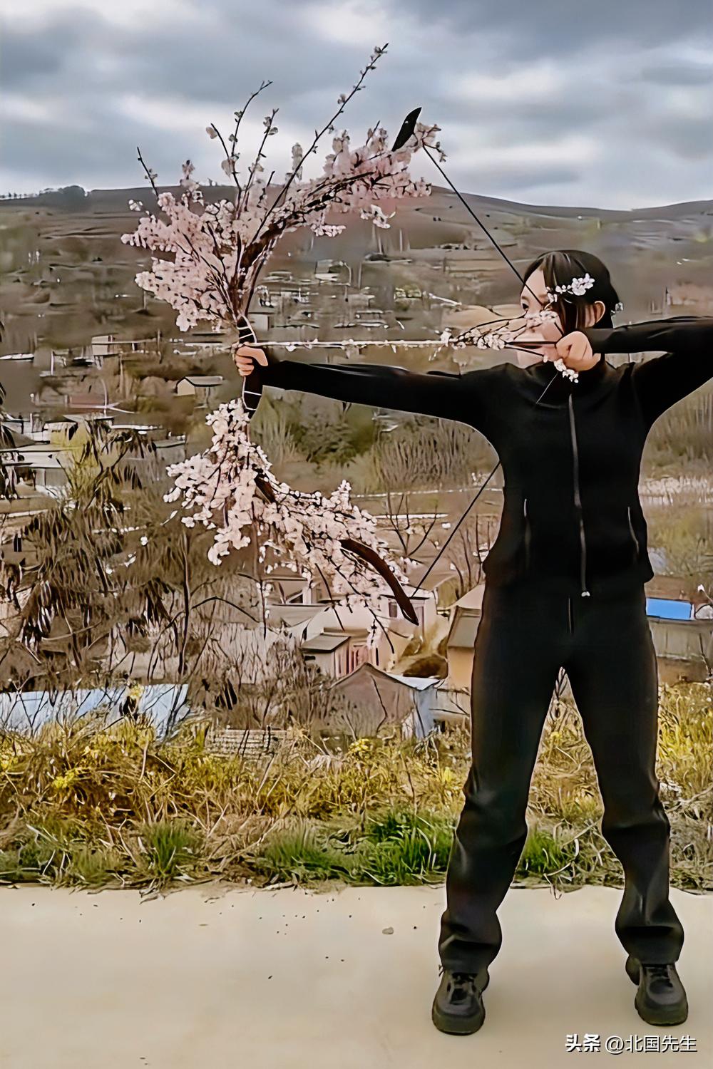 天水姑娘火了！用桃花做了一把弓，
射下了整个春天！

以桃花枝为弓身，
缠绕花枝