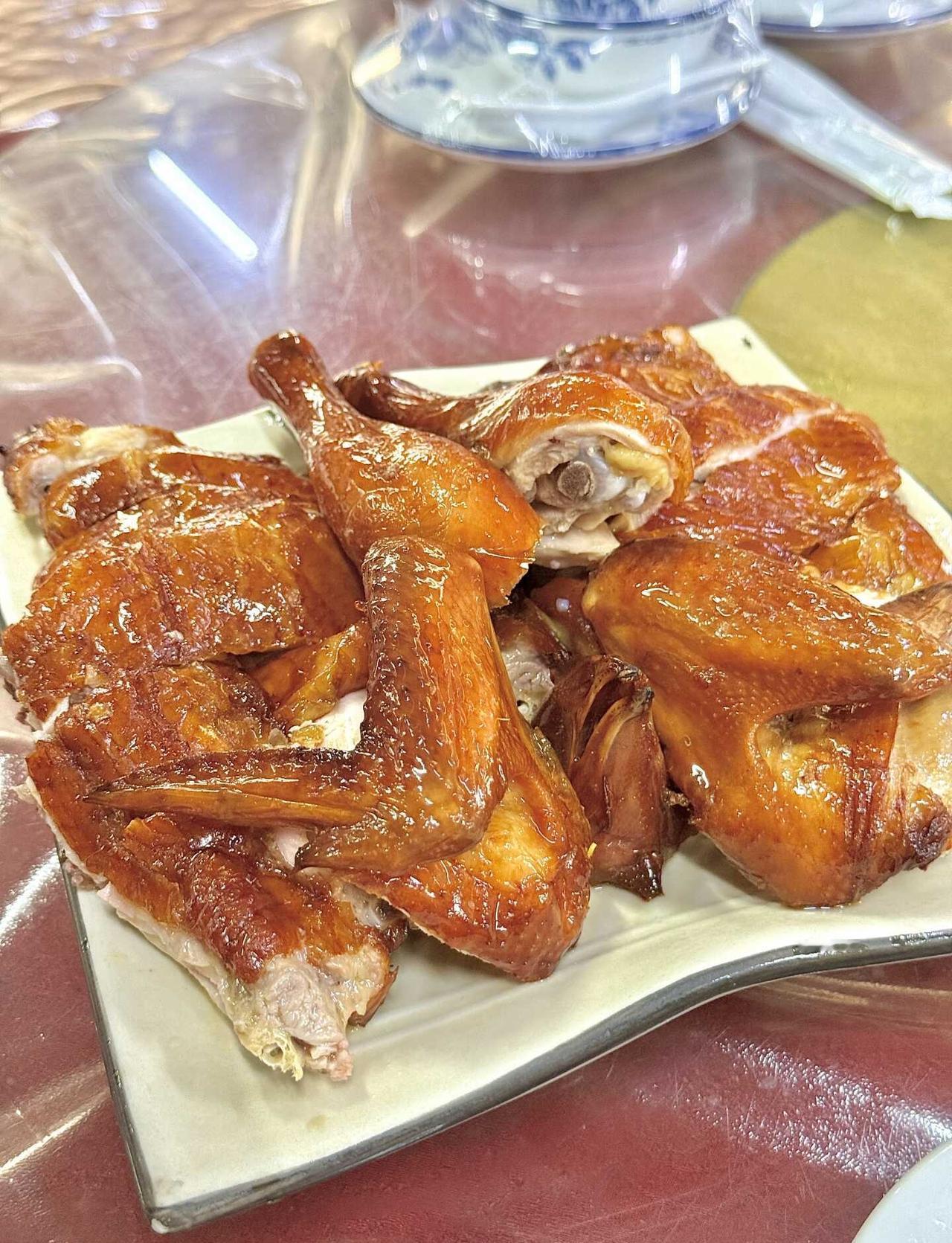 从化烧鸡C位争夺战，这盘菜杀疯了
先说结论：这趟没白跑，但点菜是门玄学
	
🥥