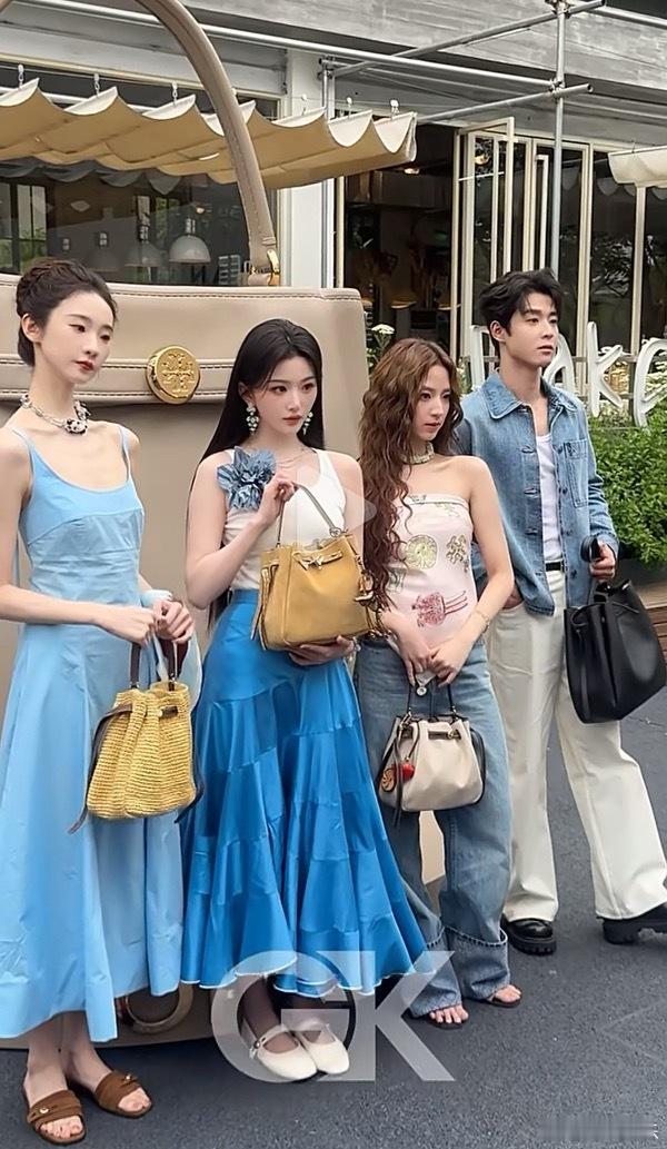 张艺凡到底有多高啊，唯一一个男性，穿了厚底，其他女生都平底 