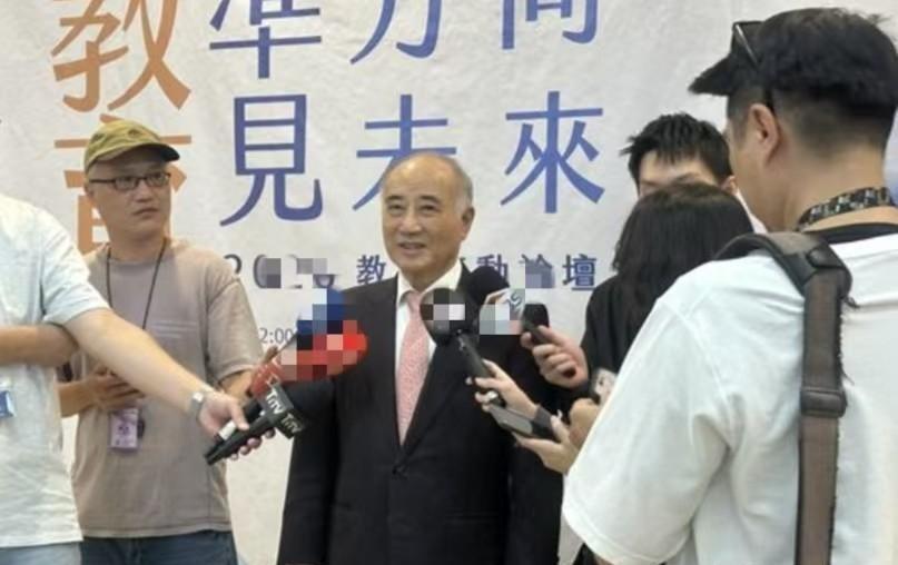 王金平发声提醒柯志恩了。日前柯志恩在高雄参加活动时，身边人递来香蕉，她却摆摆手说