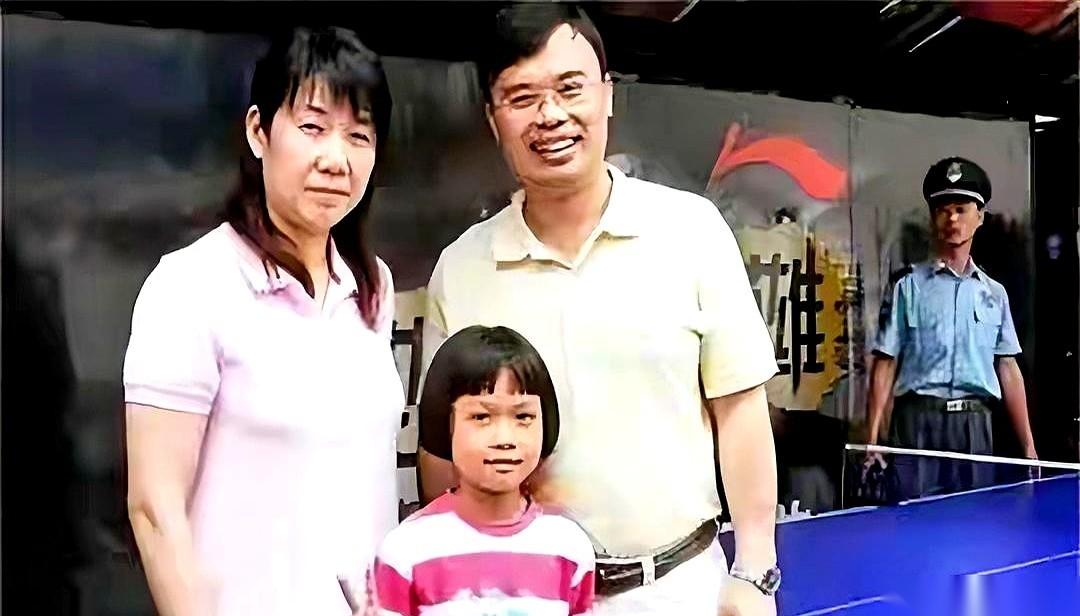 她是邓亚萍身边的“最佳绿叶”，手握11个世界冠军，却在情路上，当了半辈子的“单身