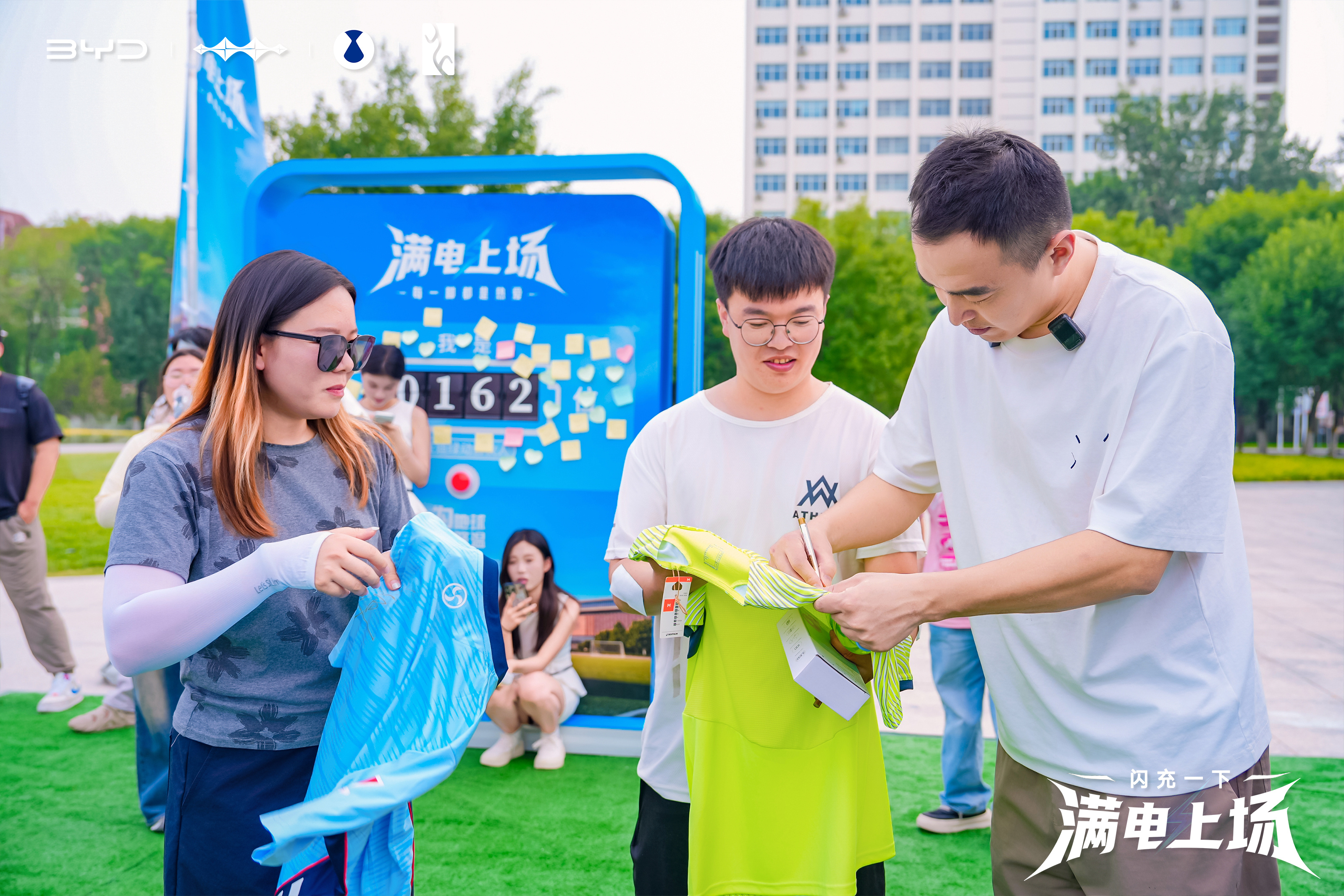 冯潇霆走进南开大学，赴一场青春足球之约。绿茵对话里聊拼搏坚守，赛场防线给予球员底