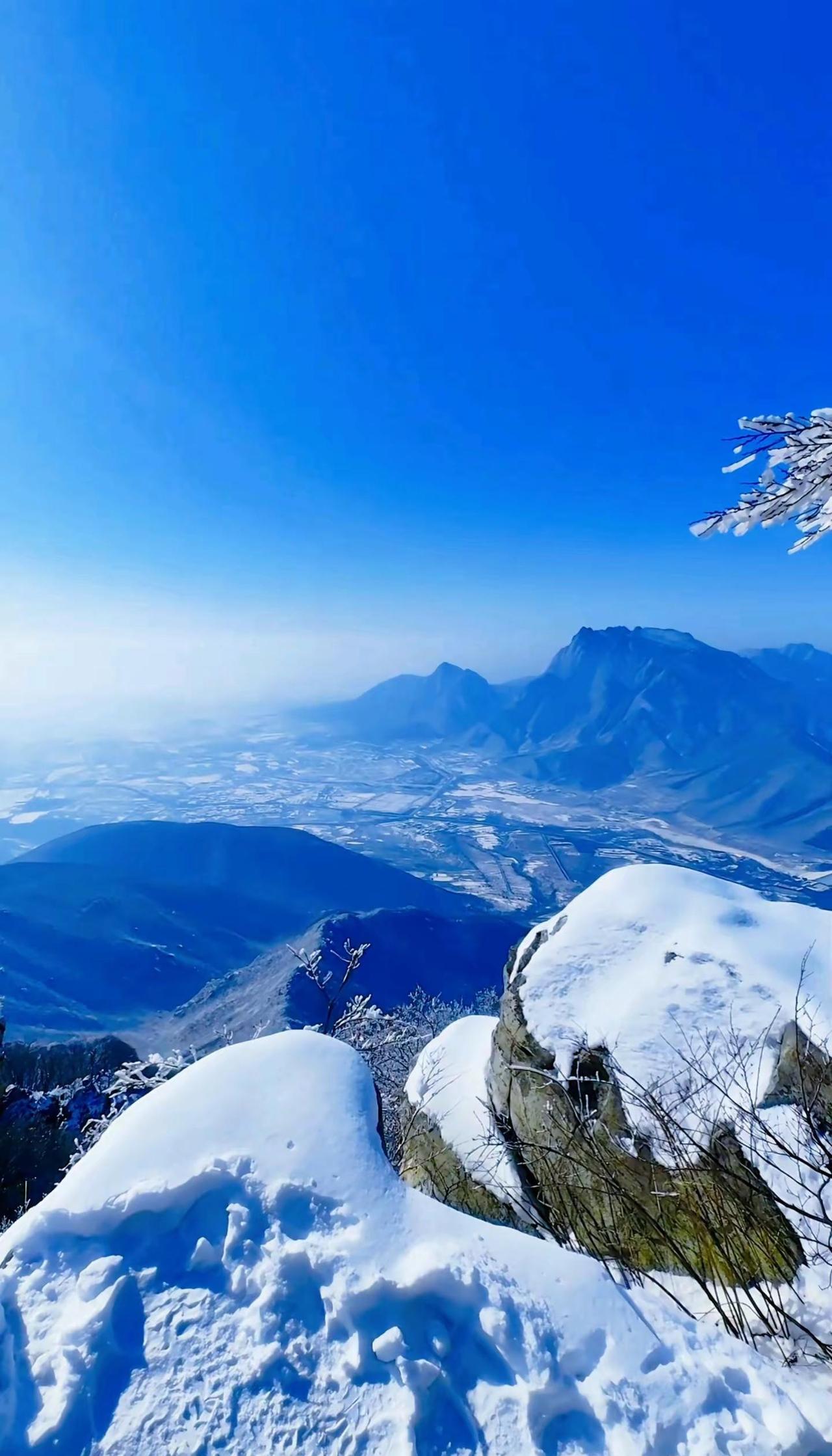 这个冬天，要不要和我一起，去山里踩雪？ 下次爬山，缺个挂我背包的，缺个帮我拍照的