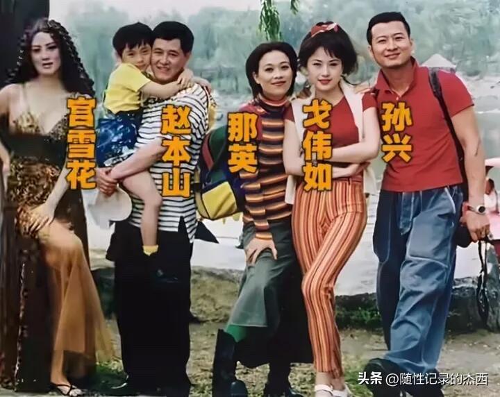 这是早年间明星们的一张合影，你有没有发现，其实穿搭的越是简单的，反而更加出名一些