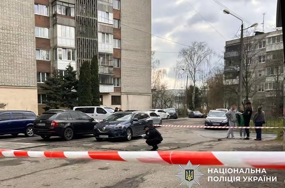 乌克兰国家警察局通报称，利沃夫市一名征兵中心工作人员遭割喉，不治身亡。

目前警