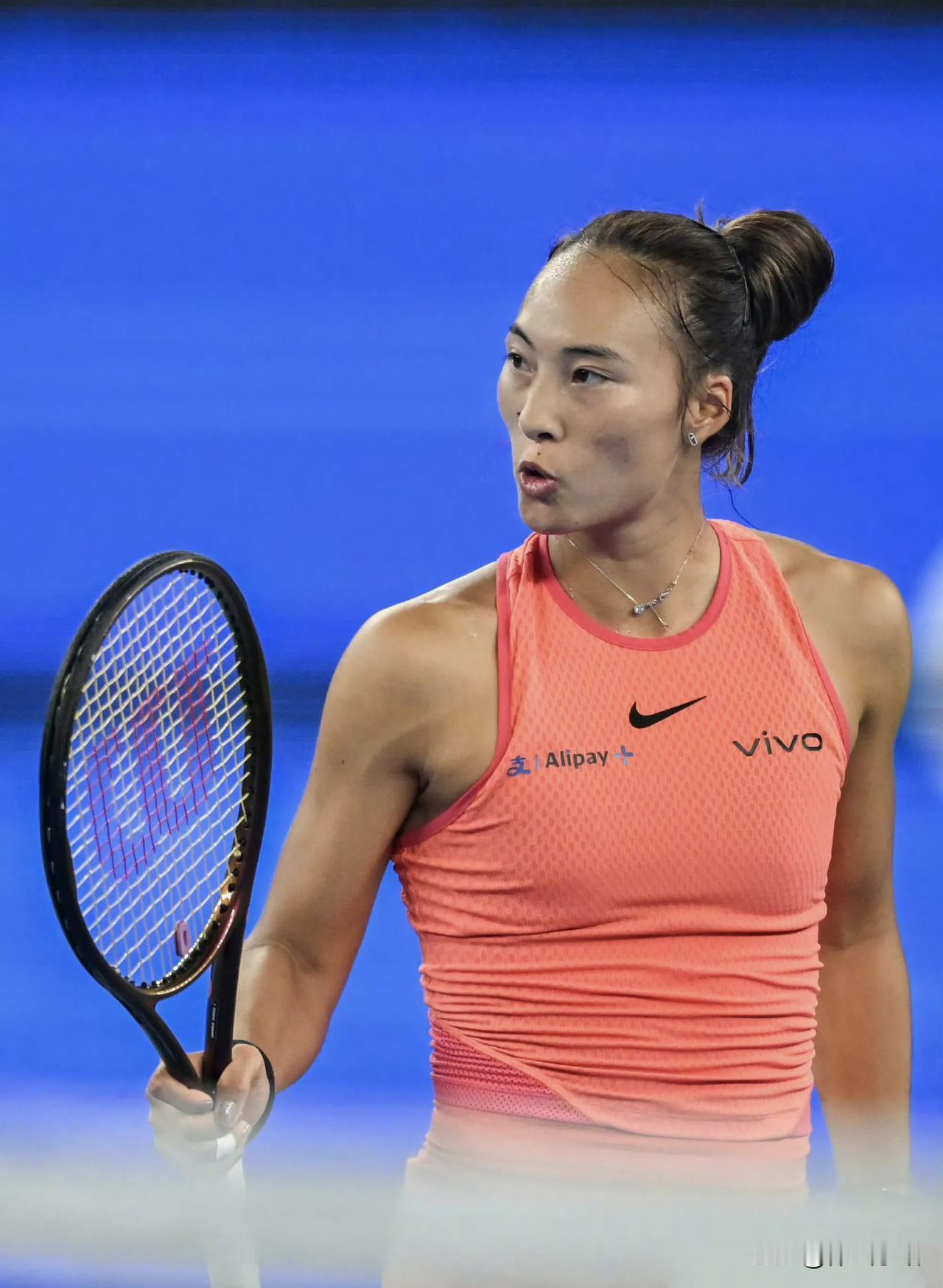 郑钦文，今天下午五点，迎来2024武网决赛，对手是萨巴伦卡，实力很强，郑钦文最近