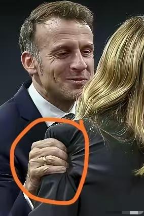 法国马克龙的这手，可真是够苍老的，所以说，找老婆不能找比自己年龄大太多的。

他