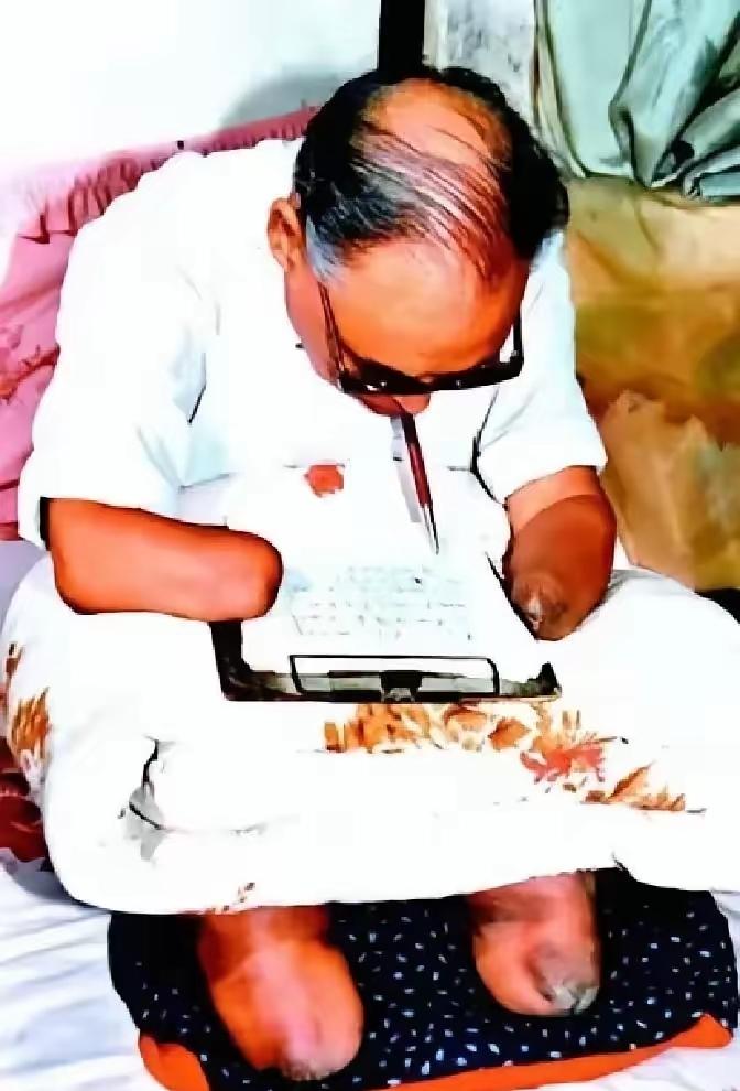 1950年，在长津湖零下三十多度的雪地里，朱彦夫所在的连队全部牺牲了，只剩下他一