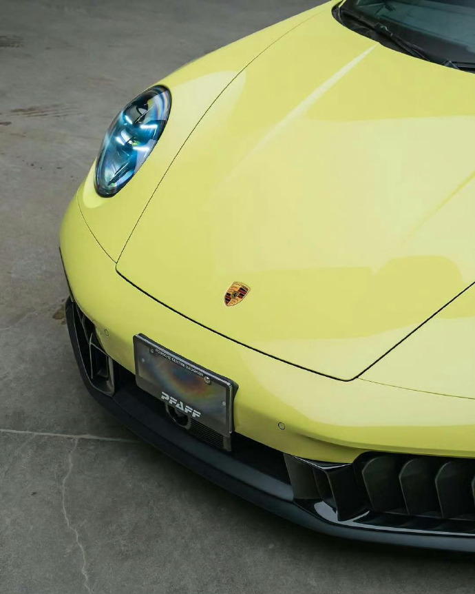 保时捷911 Carrera 4 GTS作为911家族的硬核性能款四驱加持兼顾操