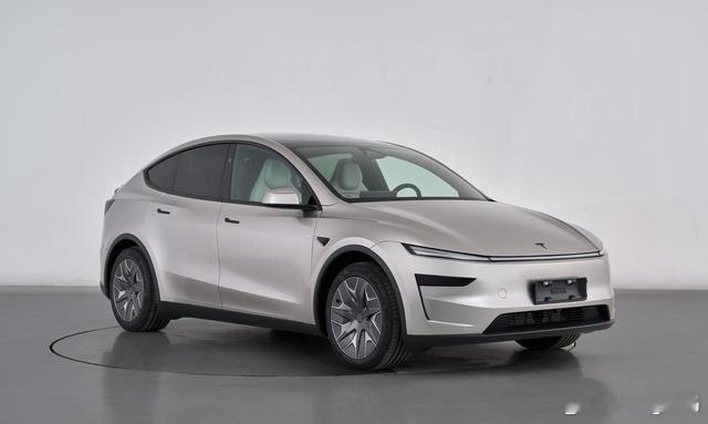 特斯拉预热ModelYL这个外观还可以6座车对于把车纯当工具的使用者是没问题的特
