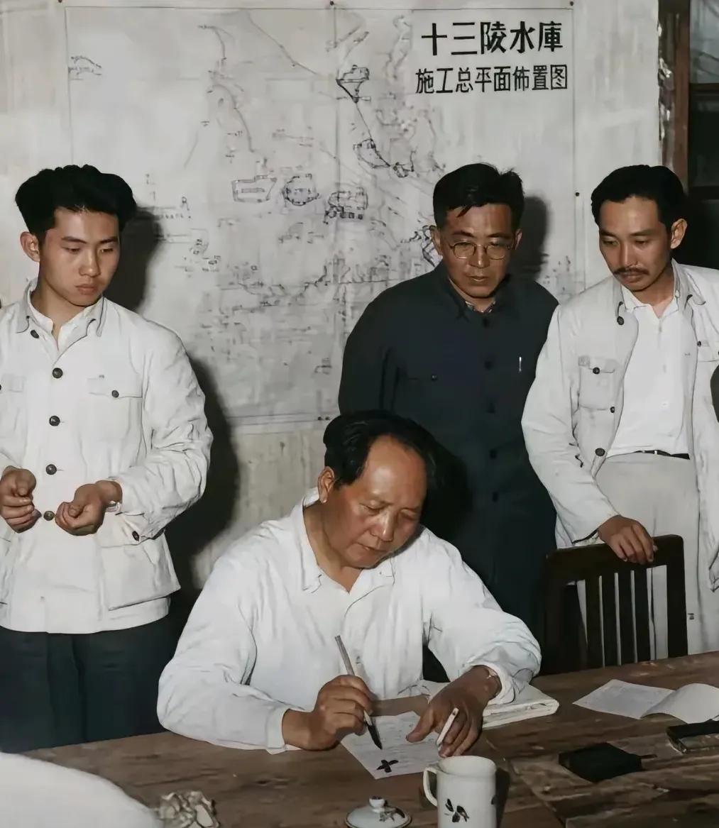 空位题词
        1956年，党的八大二中全会期间，十三陵水库正紧张施工