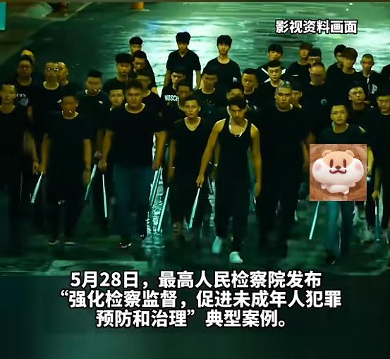 “吃饱了撑的！”5月29日报道，浙江湖州，两名男生在学校里小有名气，所以都想当“