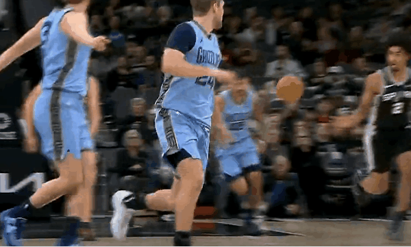 哈珀致敬帕克，这个换手上篮很经典，今年榜眼打的真棒



哈珀作为今年马刺的榜眼