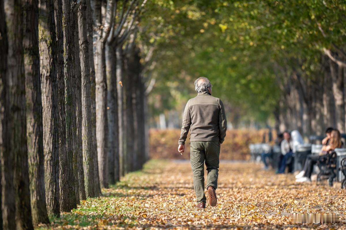 清华大学教授彭凯平说：“远离垃圾的人。不要和攻击你的人，不喜欢你的人，骂你的人、
