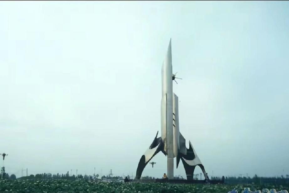 曹县北环岛中心的曹县标志性雕塑——崛起

大约2005年建设，2010年拆除，北